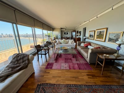 Apartamento de categoría con 3 Dormitorios y servicio frente a rambla de Pocitos