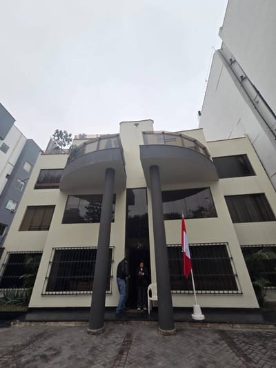 VENTA AMPLIO DÚPLEX EN SURCO – FRENTE A PARQUE – 269 m²