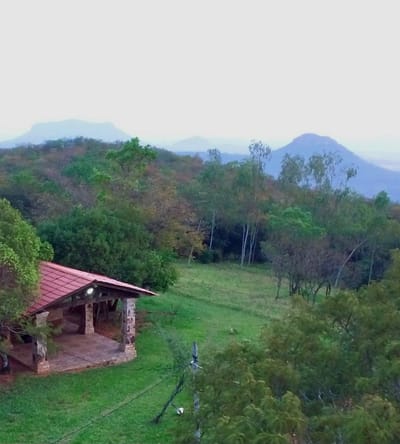 VENDO AMPLIO TERRENO CON CONSTRUCCION EN PARAGUARI (MBATOVI)