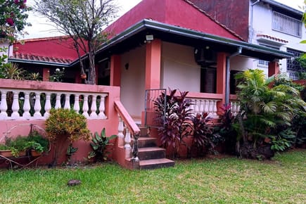 VENDO Casa de 3 Dormitorios en Barrio Mburicaó