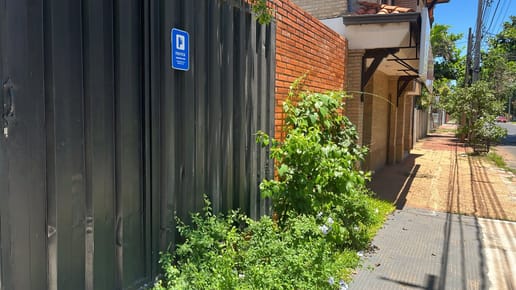 Alquilo Amplia Casa Con Buen Estacionamiento . Ideal Para Local Comercial