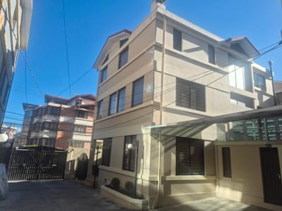 EN VENTA EN PLENO CENTRO DE ACHUMANI CASA DE 4 DORMITORIOS 