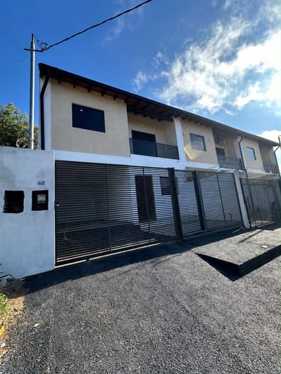 Dúplex moderno con garaje para 2 autos en Villa Elisa 