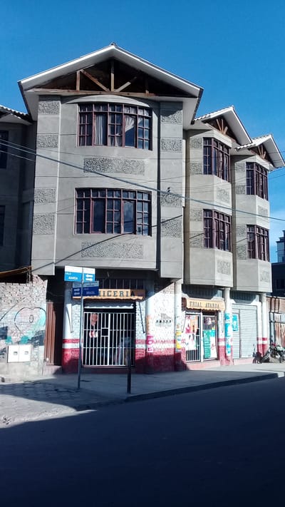  EN VENTA CASA ZONA COMERCIAL $250.000 DUEÑO vende hermosa casa en Quillacollo . Ref cel 60356517 - 79765098 •  superficie 310mts2 •  dos departamentos cada uno con 3 habitaciones ,sala, comedor, cocina, baños. • Planta baja con 3 tiendas, depósito ,baños