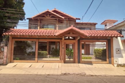 LUJO Y CALIDEZ EN FINOS ACABADOS DE MADERA – CASA EN VENTA EN SANTA CRUZ 