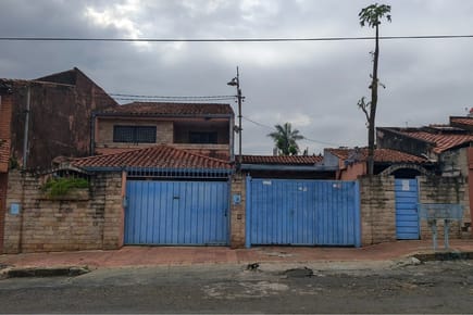 VENDO Casa de 6 dormitorios en Barrio Dr. Francia