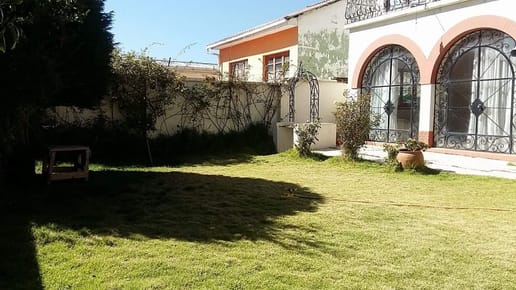 Hermosa casa con jardin por la plaza España