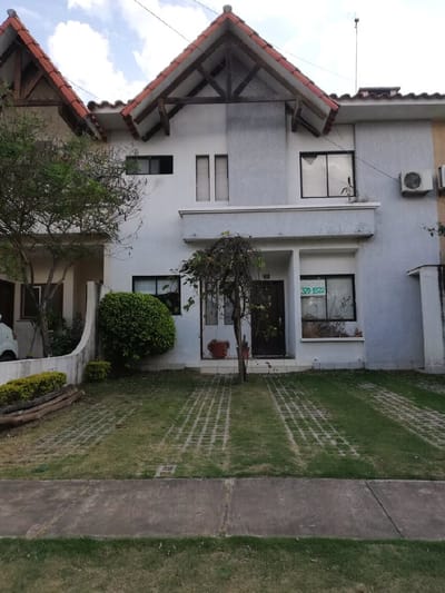 B.R. alquila casa de 3 h. en condominio z/este carretera a cotoca 