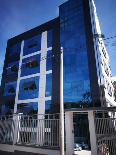 Edificio a estrenar  5 pisos. Departamento de 135 metros cuadrados 3 dormitorios 3 baños amplia cocina comedor de diario gas Domiciliario closets y muebles de cocina. Ascensor, entablónado de madera porcelanato y griferia 