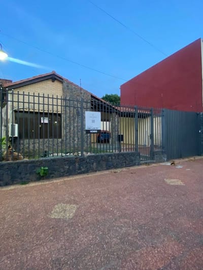 EN VENTA CASA A REFACCIONAR EN EL BARRIO SAJONIA