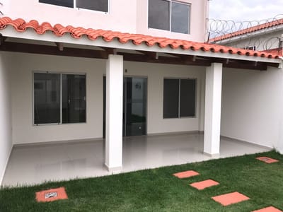 *HERMOSA CASA DE 2 PLANTAS EN ANTICRETICO 60.000 $ ZONA NORTE  DENTRO DE CONDOMINIO, BANZER 7MO ANILLO  