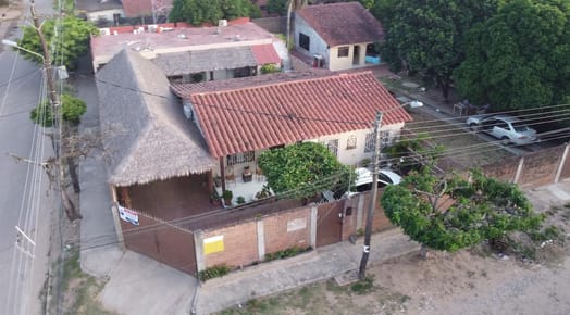 CASA EN VENTA EN ESQUINA, ZONA SUR