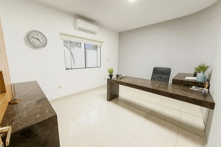 *EDIFICIO ADMINISTRATIVO EN ALQUILER – SOBRE AV. FÉLIX BOGADO*