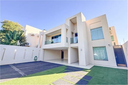VENDO LUJOSA CASA DE DOS PISOS EN EL EJE COMERCIAL DE FERNANADO DE LA MORA