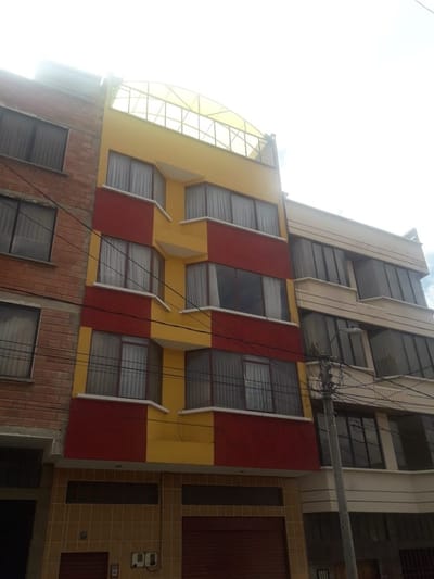 Casa de 5 plantas, tres Departamentos, tienda, solario