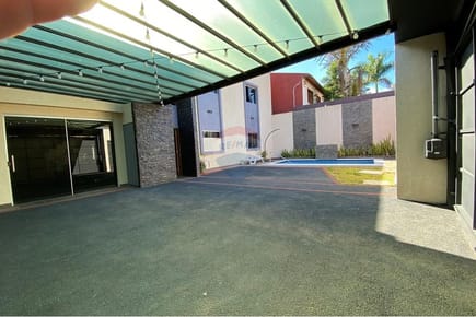 VENDO AMPLIA CASA CON PISCINA 5 DORMITORIOS SAN VICENTE ASUNCIÓN