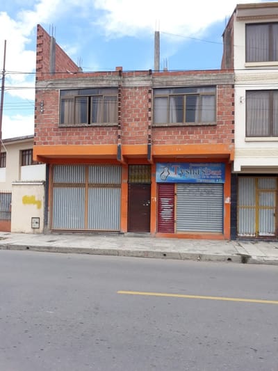 Casa centrica...comercial...dos departamentos habitables con todos los servicios....papeles al dia con Folio...250 mts...precio 240 mil dolares ofertable...se acepta Financiamiento bancario...☺mas info al cel:65355812☺