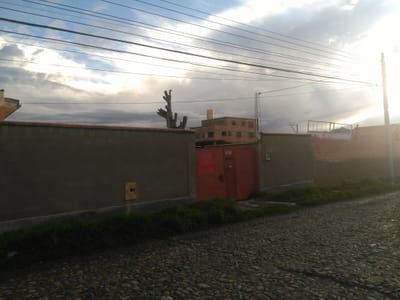 CASA EN VENTA ZONA SUR ALTO IRPAVI CALLE 9 A UNA CASA DE AV. PRINCIPAL ,UBICACION CÉNTRICA  APTA PARA NEGOCIO ,RESTAURAN ,ETC. SUPERFICIE DE 300 M2 .DOCUMENTOS EN ORDEN . TODOS LOS SERVICIOS . REF = 71930875 — 79112817