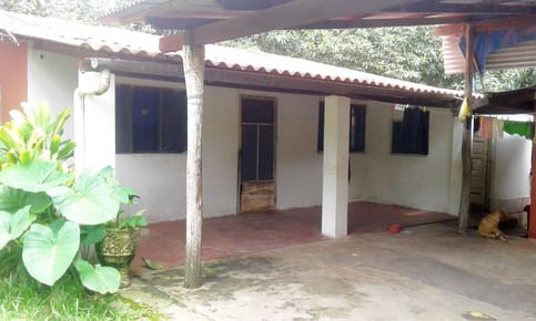 Casa con todos los servicios básicos y papeles al día 