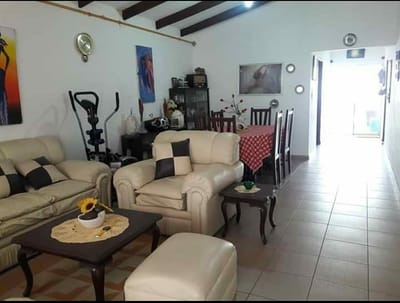 Linda casa de tres dormitorios, ampli jardín y con chalette en la parte trasera