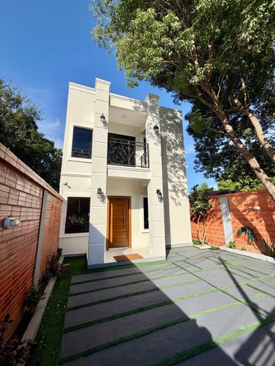 EN VENTA CASA DUPLEX ESTILO TOSCANO EN LUQUE