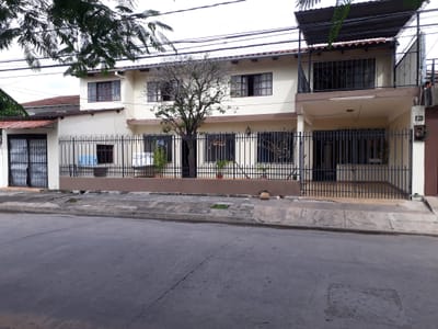 Bonita casa en venta ideal para su vivienda propia y alquileres múltiples.