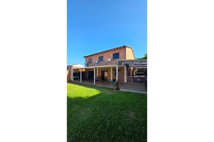 VENDO CASA 4to BARRIO, LUQUE, CENTRAL