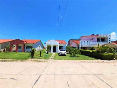 Casa en Anticrético con terreno amplio dentro del  Condominio Ciudad de Este I