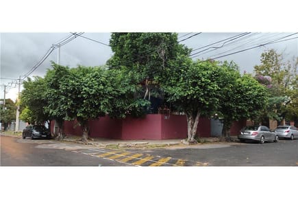 EN VENTA - CASA EN ESQUINA EN BARRIO OBRERO