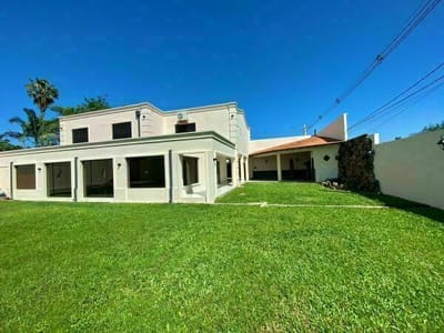 EN VENTA LUJOSA CASA EN LUQUE ✨