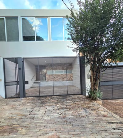 ALQUILO CASA EN ZONA PREMIUM DE MBURUCUYA 