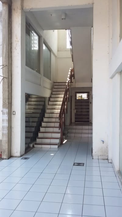 Oficina en alquiler: Planta Baja 24 mt2. Mezzanine 16 mt2. Baño privado.