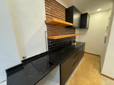 VA454 / HERMOSO APTO RECICLADO DE 2 DORMITORIOS CON PATIO /CV