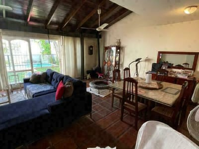 EN VENTA – RESIDENCIA CON PISCINA Y QUINCHO EN BARRIO MBURUCUYÁ  ID 9.635