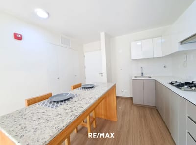 Departamento En Venta En Miraflores, Con Cochera Y Vista Externa