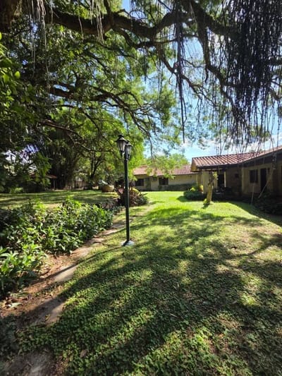 EN VENTA AMPLIA CASA EN ESQUINA – SAN BERNARDINO