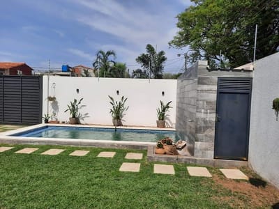 Casa con piscina en Villa Elisa centro