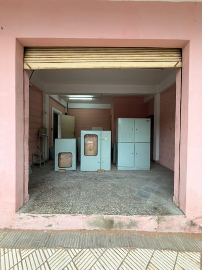 Alquilo propiedad comercial con depósito en lambare 