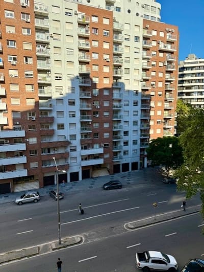 Apartamento Tres Cruces. Quinto Piso Al Frente. Muy Luminoso, De Un Dormitorio.