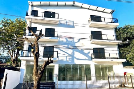 Alquilo Salón comercial sobre Av. Fdo. de la Mora