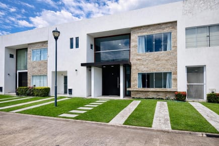 Casa en alquiler en el condominio Villa Esmeralda (Av. Pedro Velez 5to anillo)