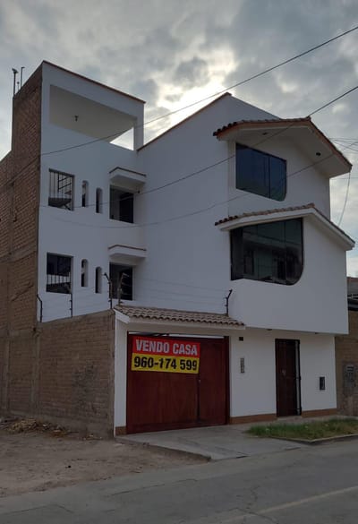 Casa (6 Departamentos) en Urb. El Alamo, Comas, cerca Av. Trapiche