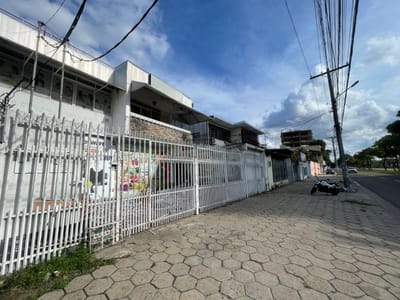 ALQUILER – Casa Comercial con Depósitos y Oficinas