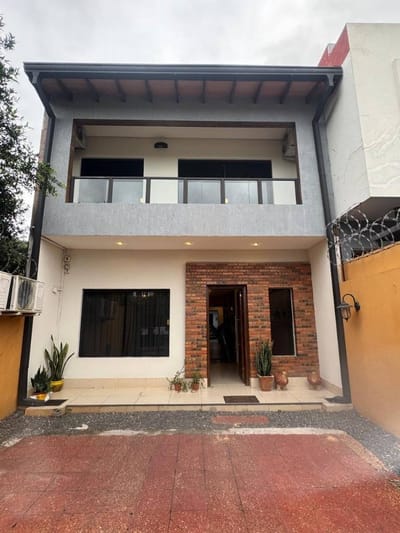 ALQUILO CASA PAREADA EN LAMBARE 