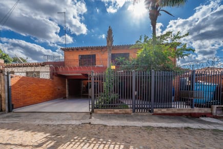Casa de 3 Habitaciones con Patio y Piscina en Luque Laurelty 