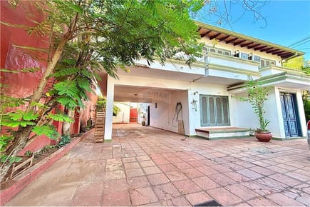 Residencia En Esquina Con Ubicación Estrategica.