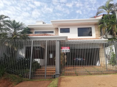 Residencia En Barrios Los Laureles 
