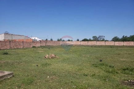 VENDO AMPLIO TERRENO AMURALLADO EN YPANE