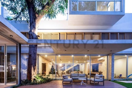 RESIDENCIA DE DISEÑADOR EN MBURUCUYA ZONA JADE PARK