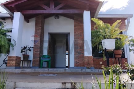 VENDO AMPLIA CASA CON PISCINA EN SAN LORENZO